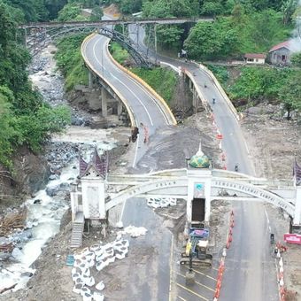 Kementerian Pekerjaan Umum (PU) terus melakukan penanganan pasca-bencana longsor dan galodo (banjir bandang) yang berdampak pada kerusakan Jembatan Kembar Margayasa KM 67+000 di Silaiang Bawah, perbatasan Kota Padang Panjang dan Kabupaten Tanah Datar, Sumatera Barat.