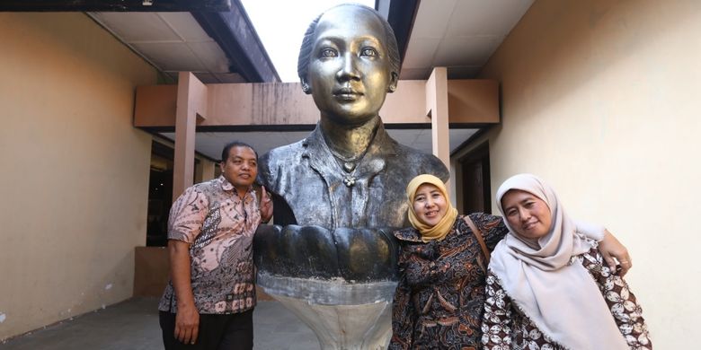 Sejumlah pengunjung berpose di Museum Kartini Jepara, Jawa Tengah, Senin (15/5/2017). Museum ini berisi berbagai benda peninggalan RA Kartini semasa kecil hingga remaja.