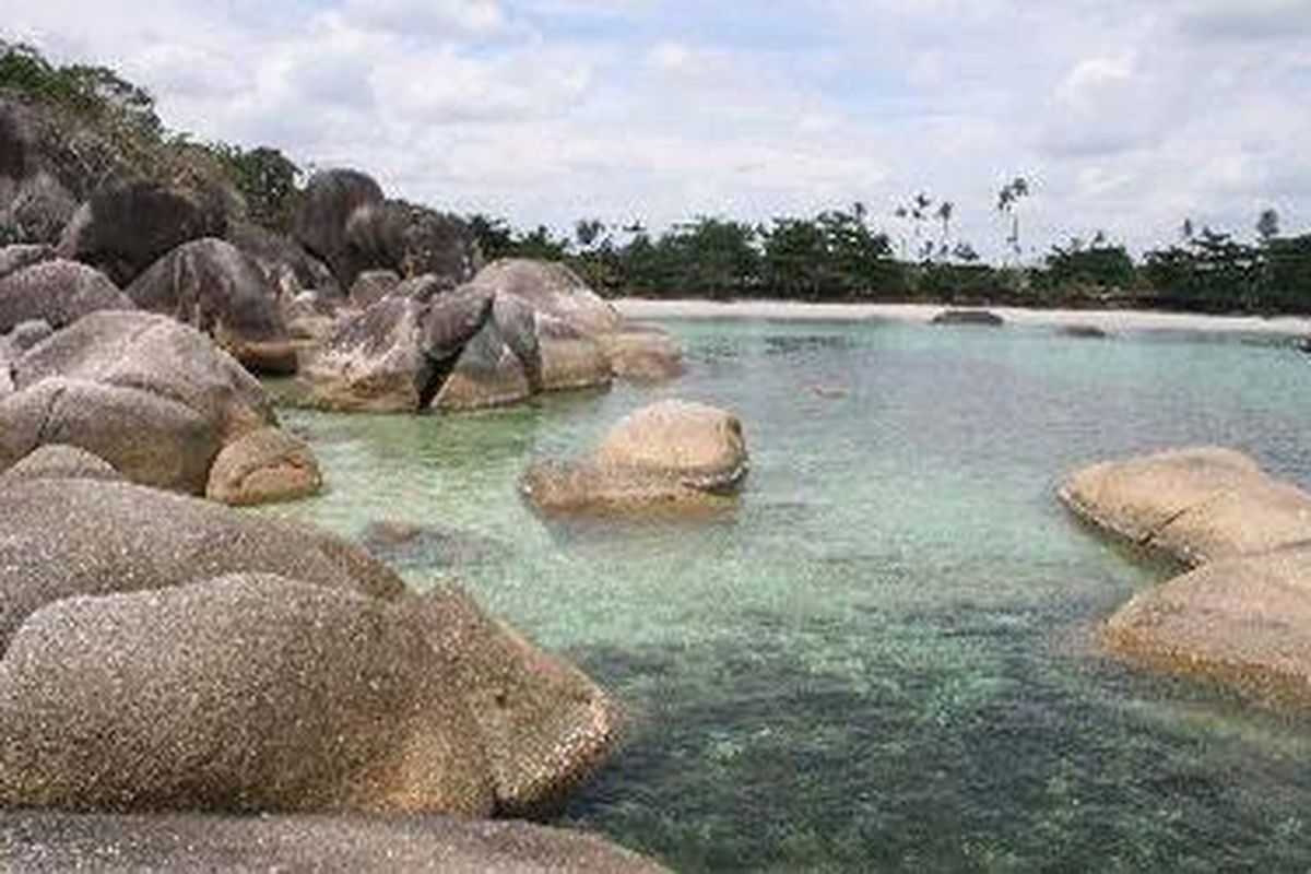 Pantai Tanjung Tinggi, salah satu andalan wisata alam di Belitung, Kepulauan Bangka Belitung. Pantai indah ini memiliki pasir putih lembut, batu granit bersusun-susun, air jernih, dan langit yang bagus.