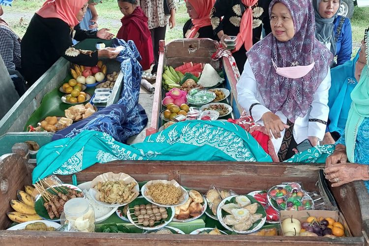 Jodhang, peti segi empat berisi aneka makanan untuk ritual Nyadran Pasar di Padukuhan Saren, Kalurahan Wedomartani, Kapanewon Ngemplak, Kabupaten Sleman, Rabu (19/2/2025).