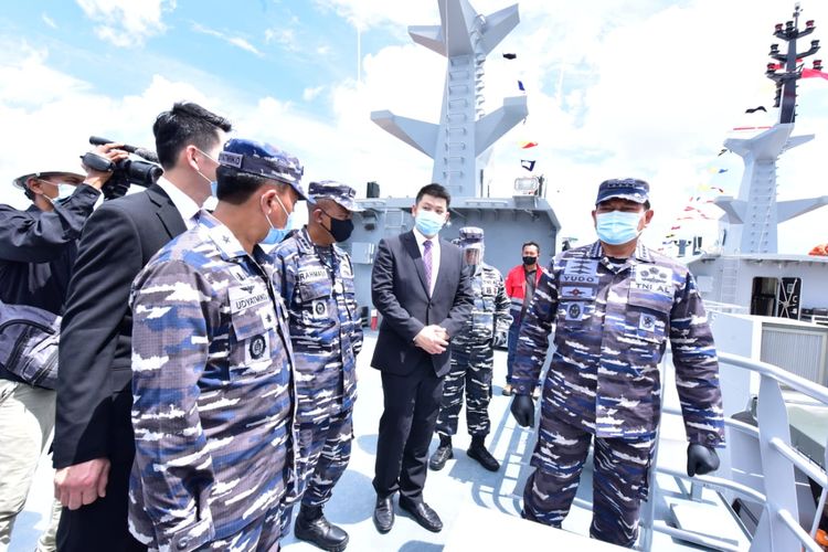 Kepala Staf Angkatan Laut (KSAL) Laksamana TNI Yudo Margono meresmikan peluncuran dua kapal perang jenis Patroli Cepat (PC-40 M), Karotang-872 dan Mata Bongsang-873 guna di galangan PT Karimun Anugrah Sejati, Batam, Kepulauan Riau, Senin (24/8/2020). 