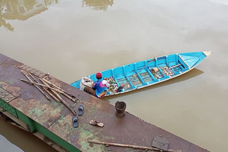 Maman Suhendar warga Kecamatan Baleendah, Kabupaten Bandung, Jawa Barat, kala beraktivitas memunguti sampah di sepanjang bantaran Sungai Citarum, Kamis (10/11/2022). Selain memunguti sampah plastik untuk dijual, Maman juga kerap membersihkan sampah-sampah yang terbawa arus dan menyumbat di kolong jembatan yang menghubungkan Kampung Muara dan Kampung Andir.