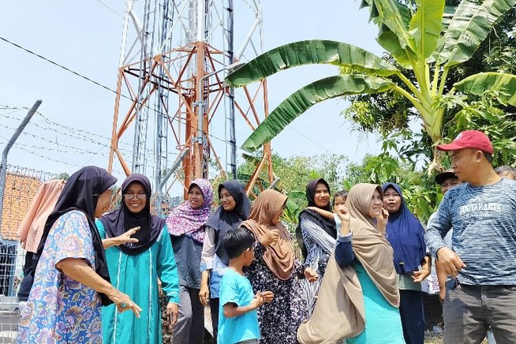 Warga menggelar aksi damai menolak perpanjangan kontrak izin operasional tower BTS yang berdiri di wilayah pemukiman padat penduduk di RT 01, RW 01, Kelurahan Debong Lor, Kota Tegal, Jawa Tengah, Senin (4/9/2023).