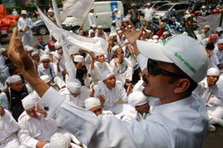 Sejumlah massa dari Front Pembela Islam (FPI) menggelar aksi unjuk rasa di depan Gedung Dewan Perwakilan Rakyat Daerah (DPRD) DKI Jakarta, Selasa (9/10/2012).  