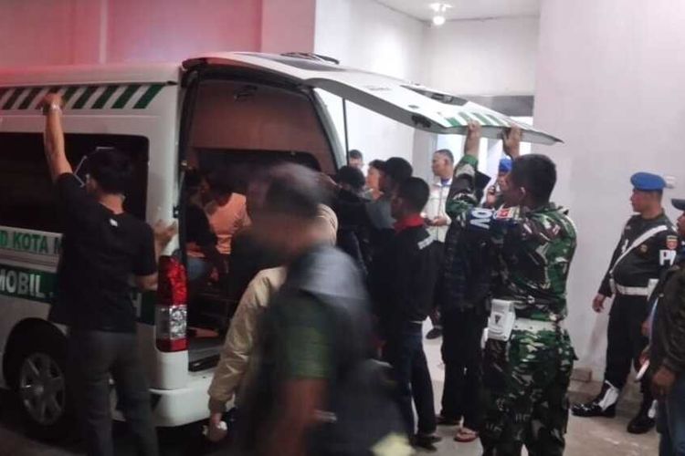 Jenazah anggota TNI yang dibawa menggunakan mobil ambulans menuju rumah duka di Kabupaten Pangkep, Sulawesi Selatan (Sulsel), Senin (24/4/2023) malam