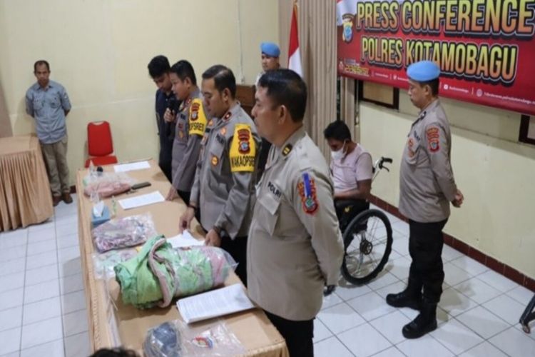 Polres Kotamobagu menggelar keterangan pers kasus kematian seorang bocah perempuan berumur 5 tahun di Kabupaten Bolmong, Sulut, yang sebelumnya dilaporkan hilang pada Minggu (12/2/2023) malam. Tampak tersangka saat dikursi roda dihadirkan.