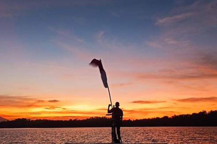 Foto: Sunset di Teluk Waienga Lembata, Nusa Tenggara Timur.