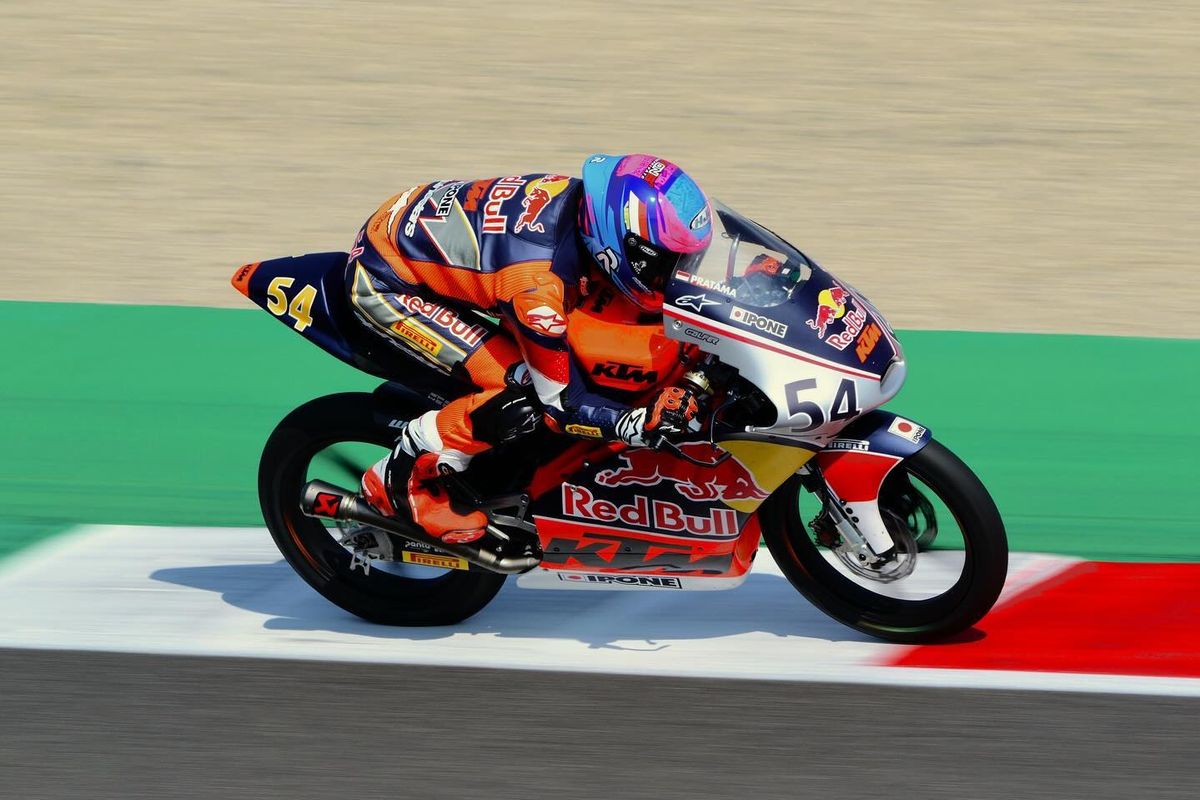Veda Ega Pratama saat berlaga pada Red Bull Rookies Cup 2025 di Sirkuit Mugello, Italia