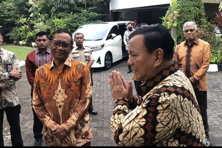 Menteri Pertahanan (Menhan) Prabowo Subianto mengunjungi Menkopolhukam Mahfud MD di kediamannya, kawasan Kuningan, Jakarta Selatan, Selasa (25/4/2023). 