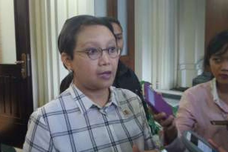 Menteri Luar Negeri Retno Marsudi saat memberikan keterangan terkait upaya mencegah pembajakan kapal Indonesia usai rapat paripurna tingkat menteri, di kantor Kemenko Polhukam, Kamis (14/7/2016).