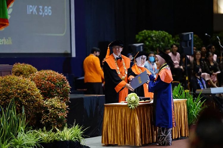 Acara wisuda mahasiswa ULBI. 