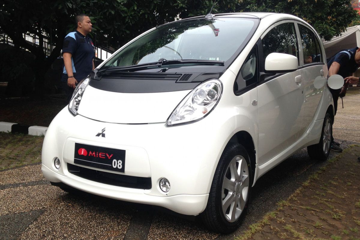 Mitsubishi i-MiEV yang diserahkan kepada Kementerian Perindustrian.