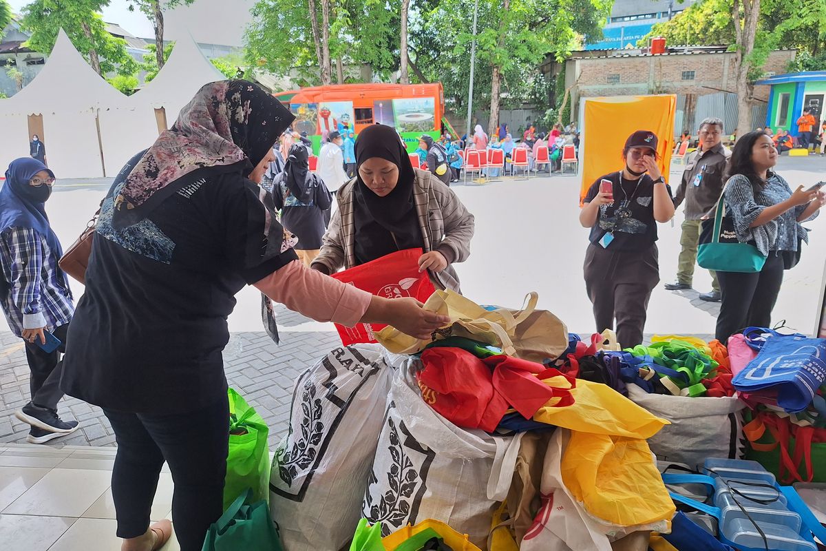 Pasar Koja sediakan tas belanja gratis untuk pengunjung dalam rangka Hari Peduli Sampah Nasional. Rabu (6/3/2024)