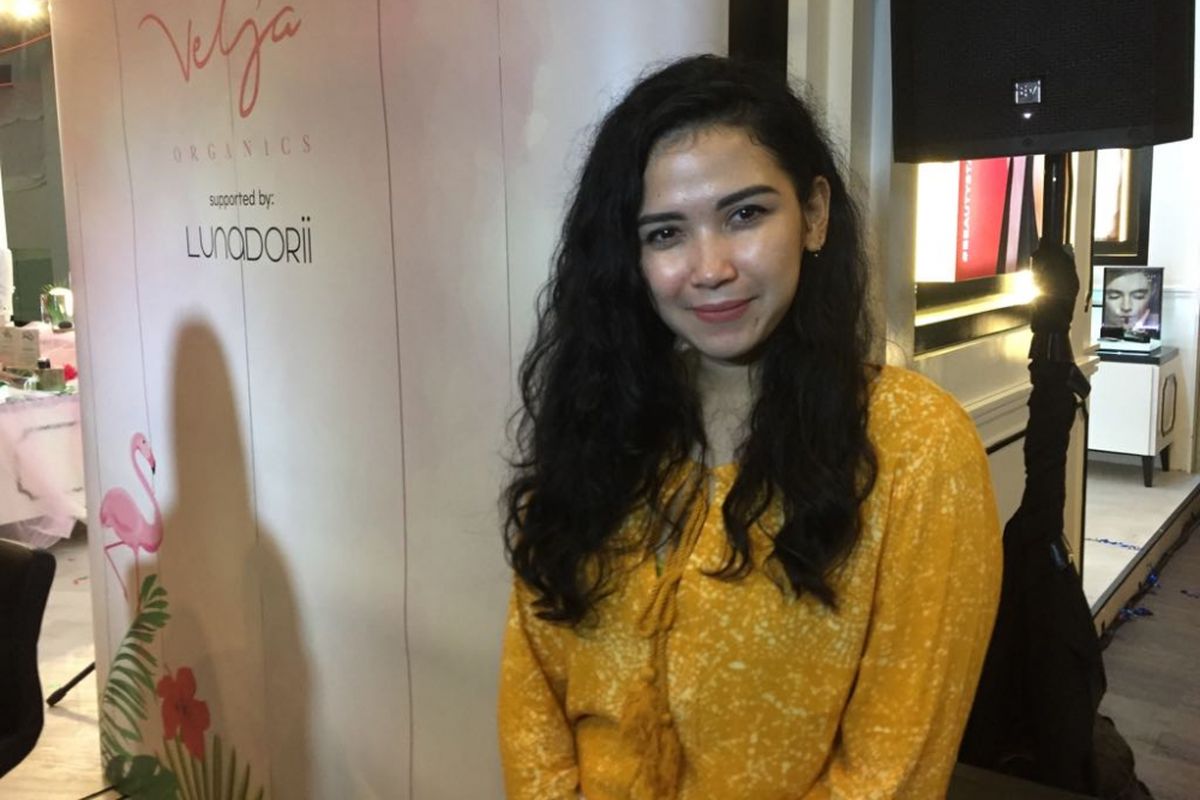 Dinda Kanya Dewi berpose dalam sebuah acara di Pacific Place, SCBD, Jakarta Selatan, Jumat (29/6/2018).