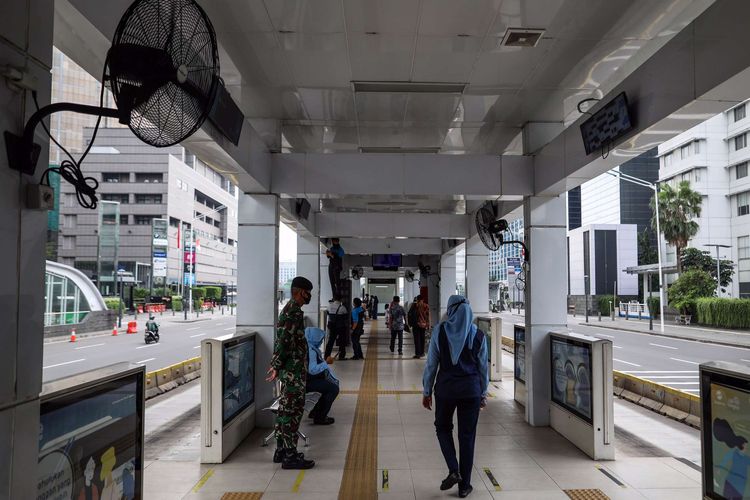 bPersonel TNI saat berjaga di Stasiun MRT Bundaran HI, Jakarta Pusat, Rabu (27/5/2020). Presiden Joko Widodo menginstruksikan Panglima TNI untuk mengerahkan personelnya dalam menertibkan masyarakat selama pemberlakuan pembatasan sosial berskala besar ( PSBB) untuk memutus mata rantai penularan Covid-19.