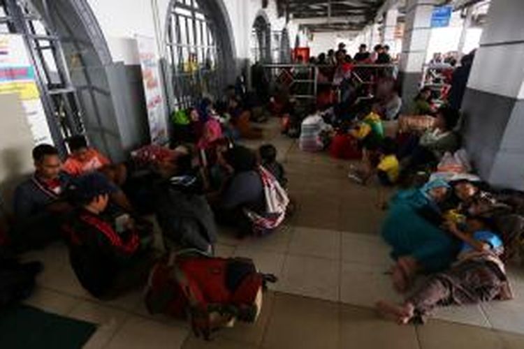 Pemudik asal Surabaya, Jawa Timur, menunggu keberangkatan kereta di Stasiun Senen, Jakarta Pusat, Jumat (18/7/2014). Sepuluh hari menjelang Lebaran, sejumlah pemudik mulai memadati stasiun dan terminal. Hal ini untuk mengantisipasi lonjakan pemudik yang diperkirakan akan terjadi pada H-3 hingga H 1. WARTA KOTA/ANGGA BHAGYA NUGRAHA