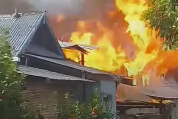 Kebakaran hanguskan 2 rumah dan 3 terdampak sebagian di Kecamatan Alas, Kabupaten Sumbawa Senin (27/11/2023)