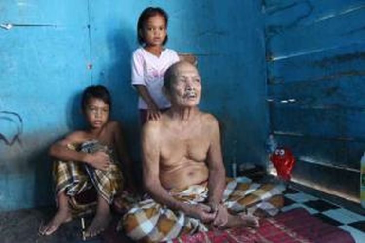 Ismail Ahmad anggota veteran di Nunukan memastikan adanya patok perbatasan di Pulau Tanjung Kayu Mati dimana pemerintah Malaysia membangun pos kemanan .