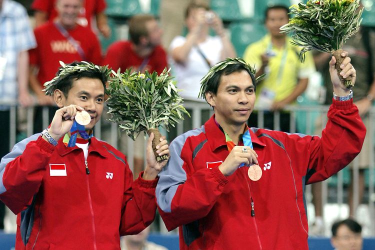 Flandy Limpele (kanan) dan Eng Hian, saat menerima medali perunggu Olimpiade Athena 2004, dari cabang bulu tangkis nomor ganda putra, di Goudi Olympic Hall, pada 20 Agustus 2004. 