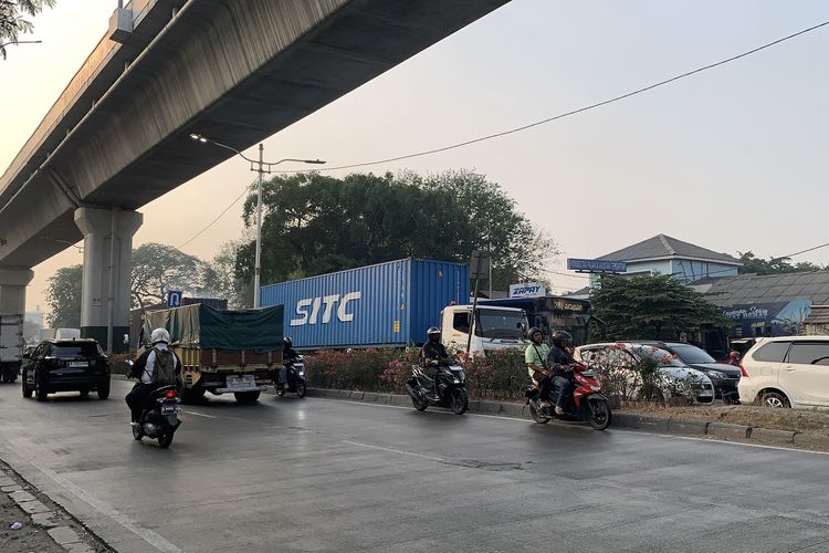 Lawan Arah Jadi Jalan Pintas Pemotor di Jalan Raya Bekasi, Berulang Setiap Jam Sibuk
