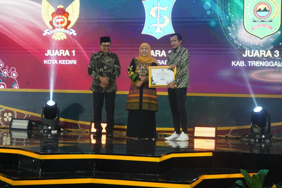 Wakil Bupati Trenggalek Syah Mohamad Natanegara menerima penghargaan dari Gubernur Jawa Timur Khofifah Indar Parawansa dalam ajang Festival Ekonomi Syariah (FESyar) Jawa 2025.