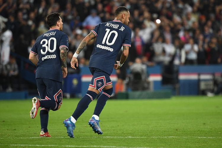 Bintang Paris Saint-Germain, Lionel Messi dan Neymar, merayakan gol ke gawang Olympique Lyon, pada laga lanjutan pekan keenam Liga Perancis di Stadion Parc des Princes, Senin (20/9/2021) dini hari WIB.