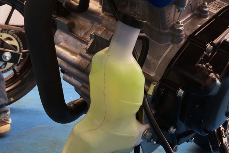 Posisi botol water coolant Suzuki GSX-R 150 jadi kelihatan jika fairing-nya dibuka