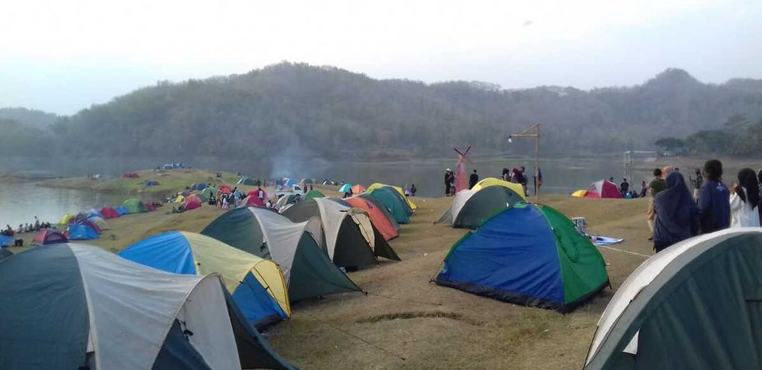 Aktivitas bumi perkemahan di danau Waduk Sermo, Kulon Progo, DI Yogyakarta, yang mengering. Kegiatan kemah ini bisa didatangi di Taman Bambu Air Waduk Sermo.