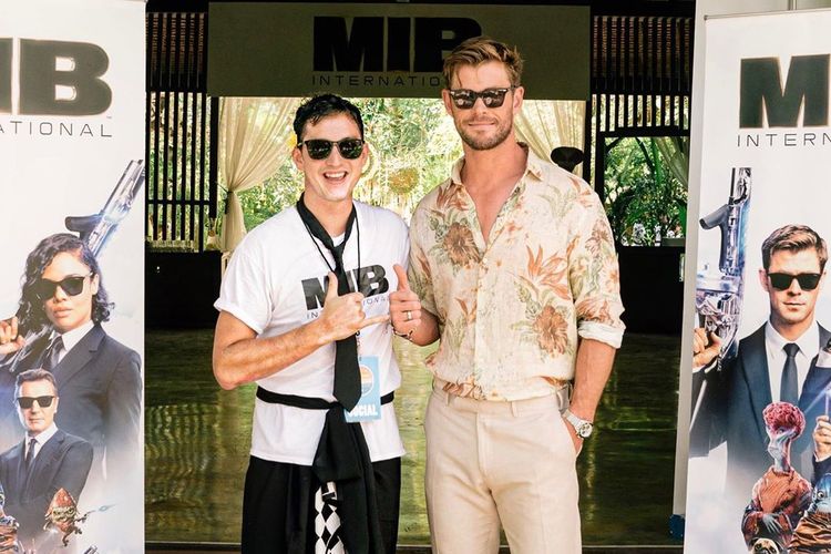 Mike Lewis dan Chris Hemsworth berpose di sela acara Sony Pictures Pan Asian Press Junket 2019 di Bali, 27 - 28 Mei 2019.