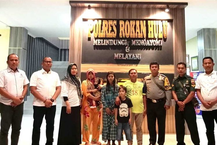 Petugas kepolisian dan TNI menyerahkan Rena dan Wafiq kepada kedua orangtuanya usai ditemukan sembunyi di sebuah rumah kosong di Desa Koto Tinggi, Kecamatan Rambah, Kabupaten Rokan Hulu, Riau, Rabu (18/1/2023).