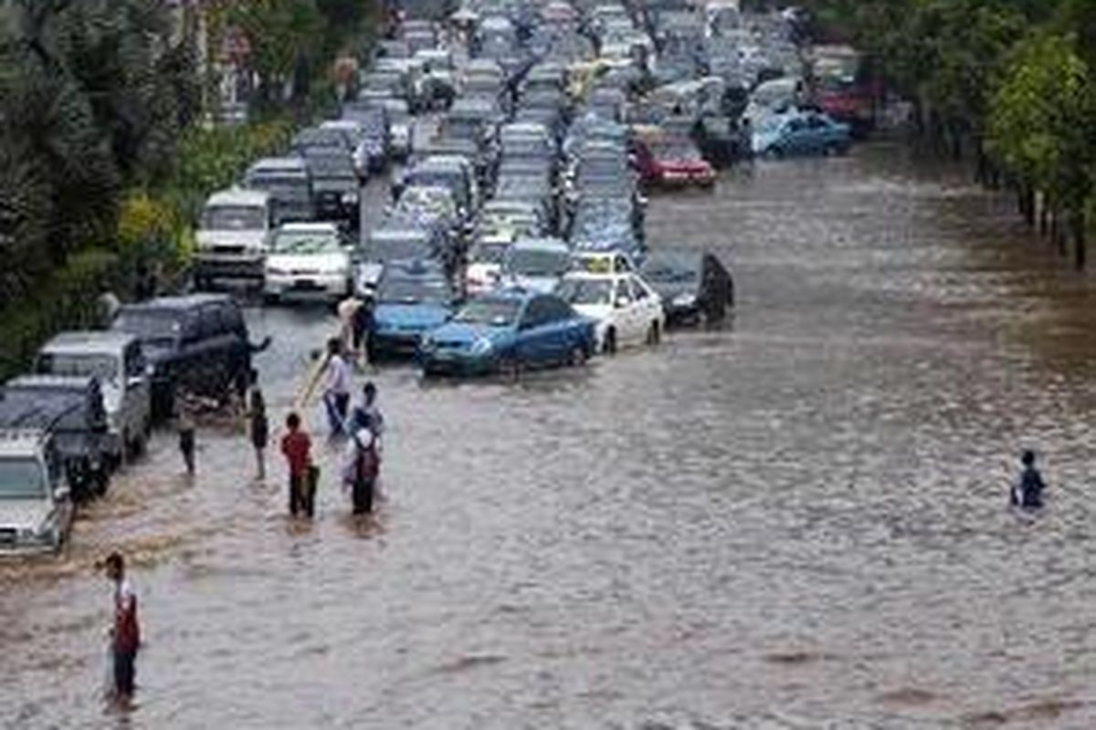 Lalu lintas kendaraan bermotor macet total akibat banjir setinggi pinggang orang dewasa yang memutuskan Jalan MH Thamrin, Jakarta Pusat, Jumat (1/2). Hujan deras yang berlangsung sepanjang siang mengakibatkan banjir melanda beberapa wilayah di Jakarta