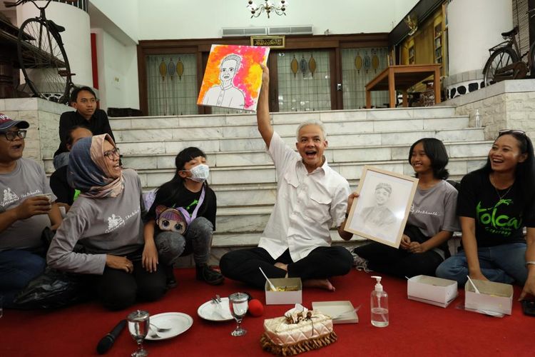 Gubernur Jawa Tengah Ganjar Pranowo mendapat kenang-kenangan berupa lukisan cat air yang dibuat siswa kelas dua SD bernama Della sebagai tanda terima kasih atas kepemimpinannya selama dua periode.