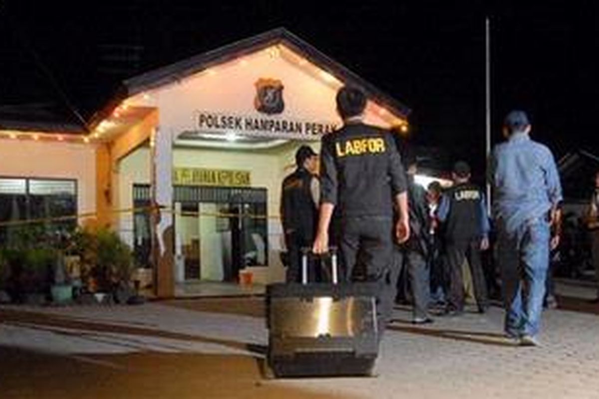 Anggota tim Laboratorium Forensik tiba di  Markas Kepolisian Sektor Hamparan Perak, Kabupaten Deli Serdang, Sumut, untuk menyelidiki penyerangan yang terjadi pada Rabu (22/9/2010) dini hari. Tiga anggota Polsek Hamparan Perak tewas diterjang peluru dalam sebuah penyerbuan oleh sedikitnya 12 orang tak dikenal.   