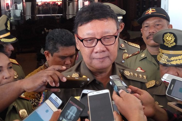 Menteri Dalam Negeri (Mendagri) Tjahjo Kumolo usai menghadiri peringatan hari ulang tahun ke-67 Satpol PP dan ke-55 Perlindungan Masyarakat (Linmas) di Kupang, NTT, Jumat (3/3/2017).