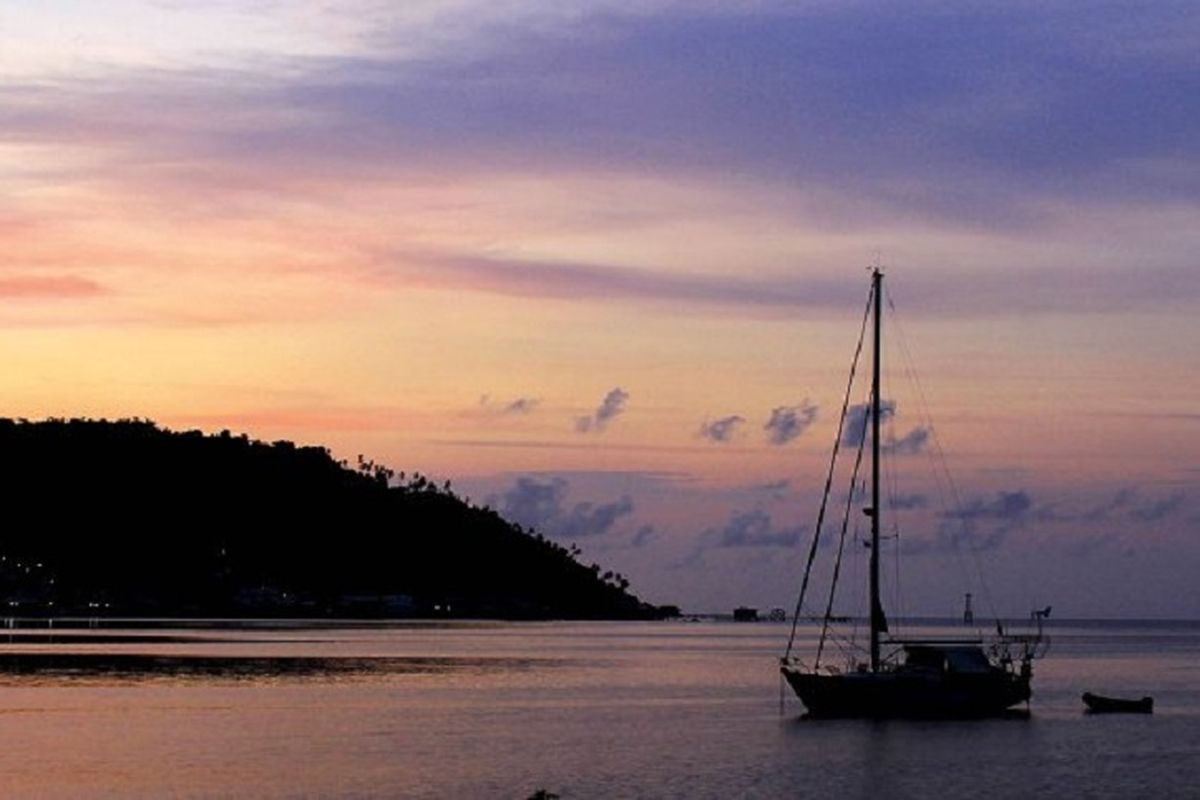 Panorama senja di perairan Tarempa, Anambas, Kepulauan Natuna, Provinsi Kepulauan Riau. Selain memiliki pesona keindahan alam, letak strategis Anambas yang berada di perbatasan negara tetangga membuat wilayah ini rawan terjadi pelanggaran kedaulatan negara.