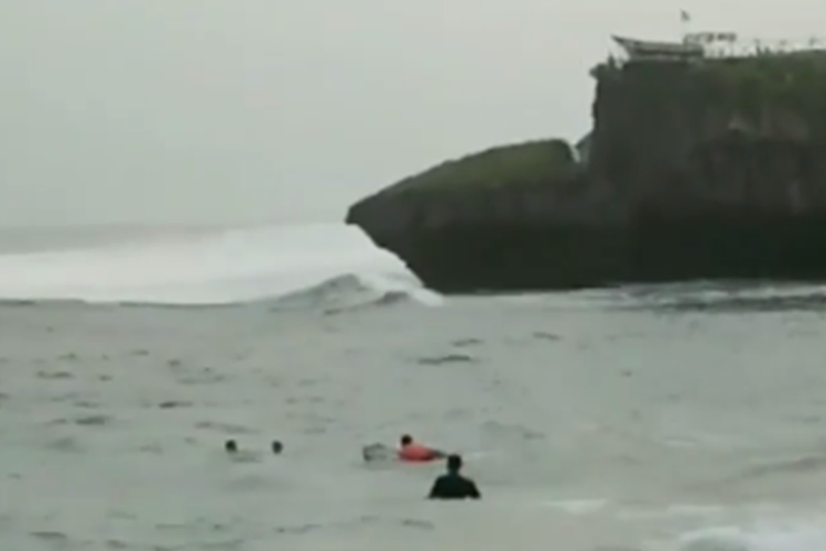 Tangkapan layar video yang memperlihatkan detik-detik proses penyelamatan wisatawan yang terseret arus di Pantai Drini, Gunungkidul, Yogykarta.