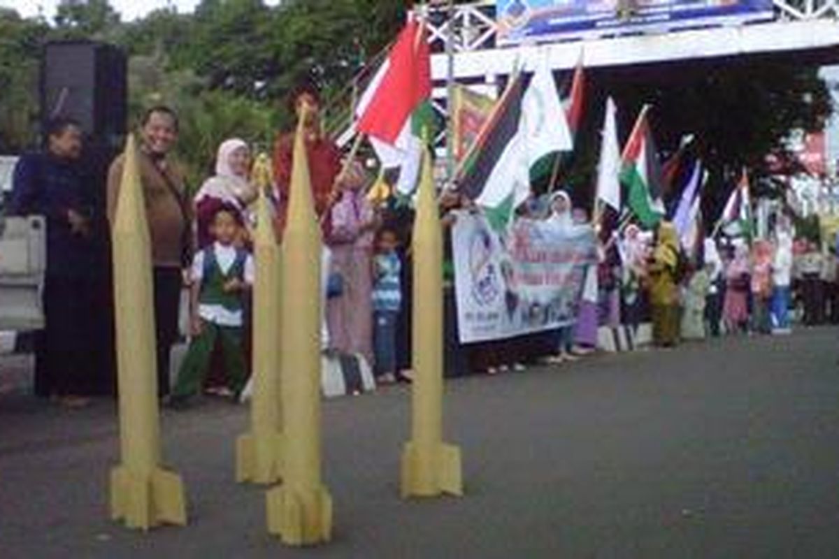 Massa ormas Islam di Kota Kediri, Jawa Timur menggelar aksi solidaritas mendukung Palestina dengan teatrikal peluncuran roket kertas ke arah Israel, Jumat (23/11/2012). 