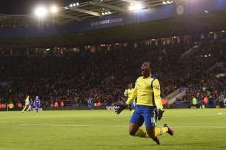 Striker Everton, Romelu Lukaku, merayakan gol ke gawang Leicester City pada pertandingan Premier League di Boxing Day, Senin (26/12/2016).