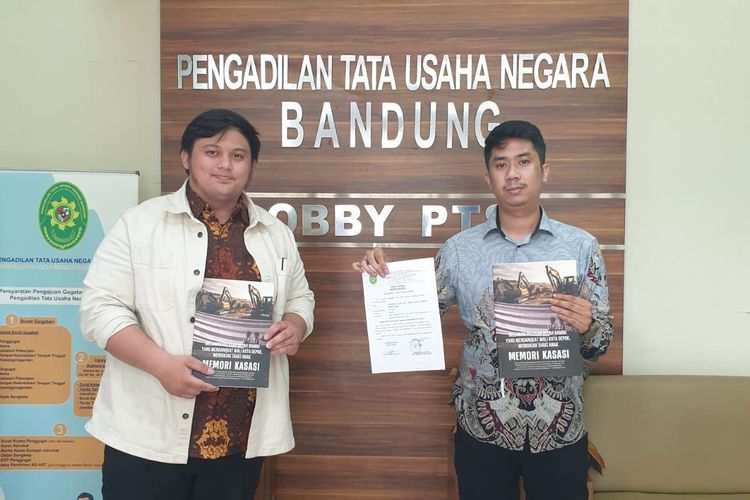 Tim Advokasi SDN Pondok Cina 1 Depok, saat mengajukan Memori Kasasi ke PTUN Bandung, Senin (5/2/2024).