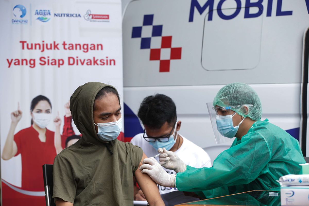 Warga mengikuti vaksinasi keliling covid-19 di Kantor Kelurahan Cipedak, Jagakarsa, Jakarta Selatan, Rabu (14/7/2021). Vaksinasi kerjasama Danone Indonesia dengan Pemprov DKI Jakarta dilakukan sebagai upaya jemput bola untuk warga yang tinggal di kawasan padat penduduk dan jauh dari sentra vaksinasi, serta memiliki kendala mobilitas.