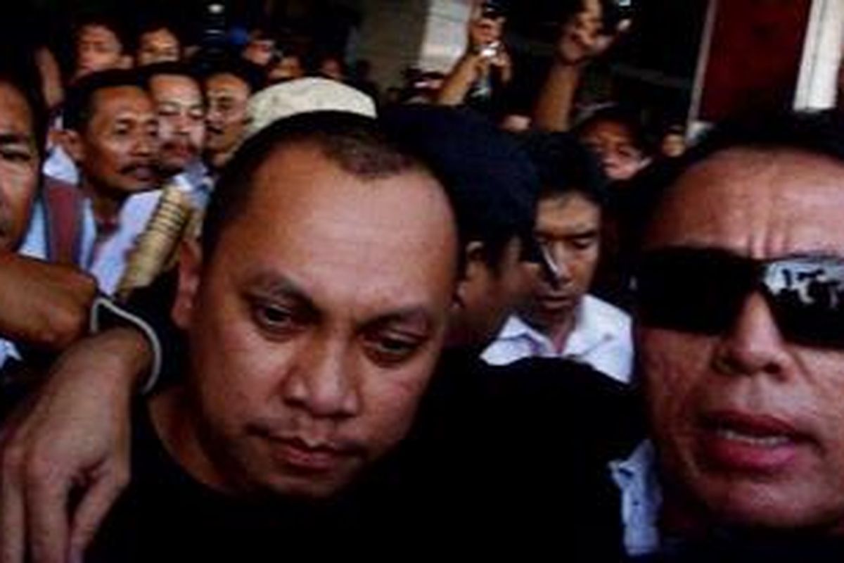 Mantan pegawai Ditjen Pajak golongan III A, Gayus H Tambunan (kiri) saat tiba di Bandara Soekarno-Hatta dari Singapura, Rabu (31/3/2010). 