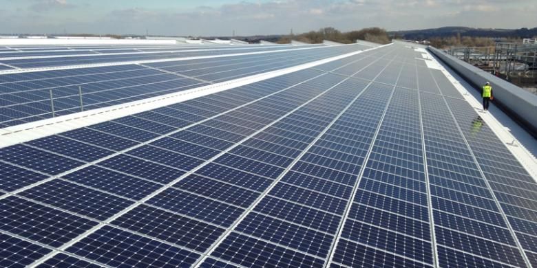 Lebih dari 21.000 panel photovoltaic berkapasitas 5.8 megawatt digunakan untuk membangun instalasi atap itu.

