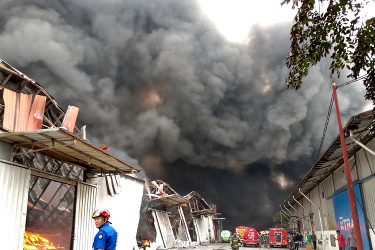 Sudah 2 Hari, Kebakaran 9 Gudang di Jatiuwung Tangerang Belum Padam