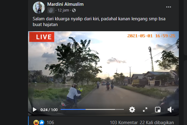 Tangkapan layar video pengendara sepeda motor jatuh akibat menyalip dari sisi kiri