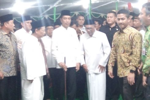 Datang ke Demak, Jokowi Bawa Pulang Tongkat Gus Munif