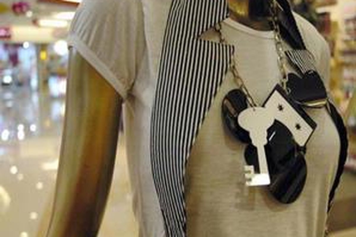 Model simetris dan paduan warna yang tidak seragam menjadi tren fashion yang digandrungi anak muda. 