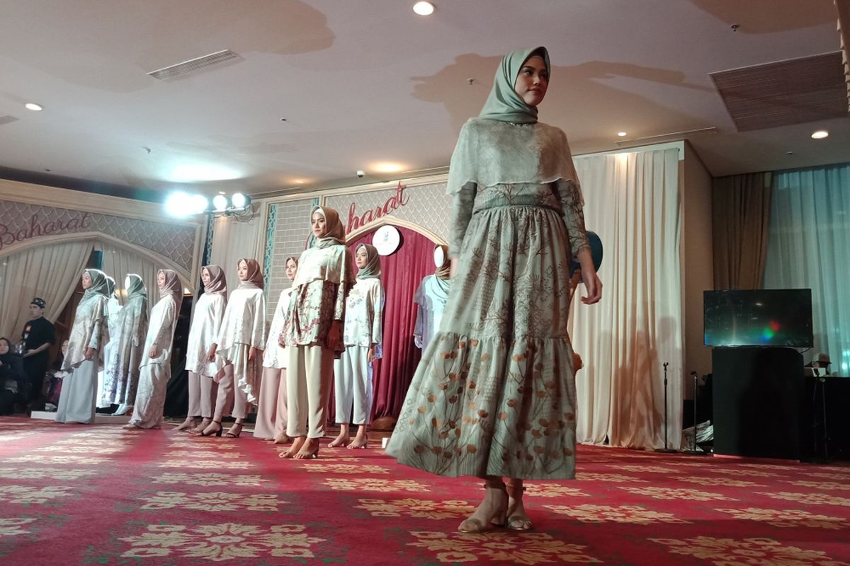 Salah satu koleksi Raya dari label busana muslim KAMI. Tiga koleksi terbaru diperkenalkan, yakni Marra, Hanagami & Varsada dan Promenade di Ballroom Hotel The Ritz Carlton, Jakarta, Rabu (16/5/2018).