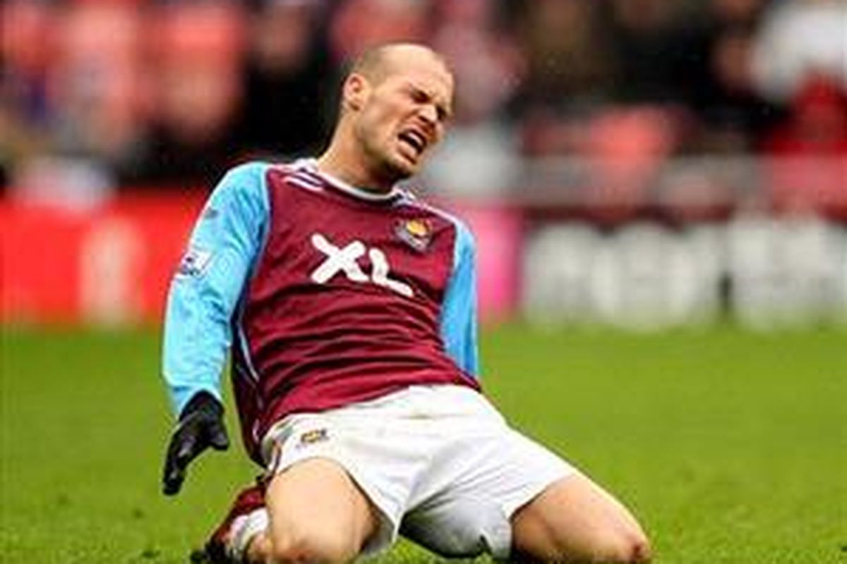 Freddie Ljungberg merasa kesakitan karena cedera. Dia semakin sering bergulat dengan cedera dan kini dilepaskan West Ham.