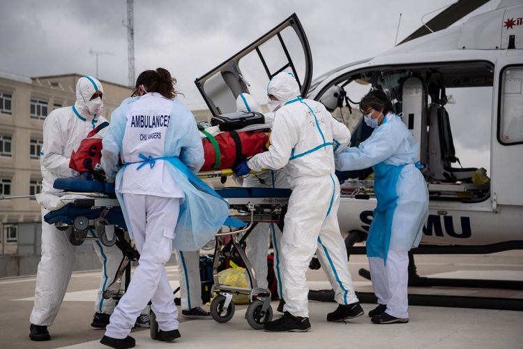 Petugas medis menggunakan brankar untuk mengangkut pasien dari helikopter medis SAMU, di CHU -Universtary Hospital-, Angers, Perancis, 15 Maret 2021, di tengah merebaknya Covid-19 yang disebabkan oleh virus corona.