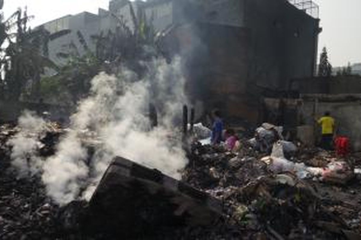 Situasi di lokasi bekas kebakaran di Kampung Guji Baru, Duri Kepa, Kebon Jeruk, Jakarta Barat, Minggu (12/10/2014)